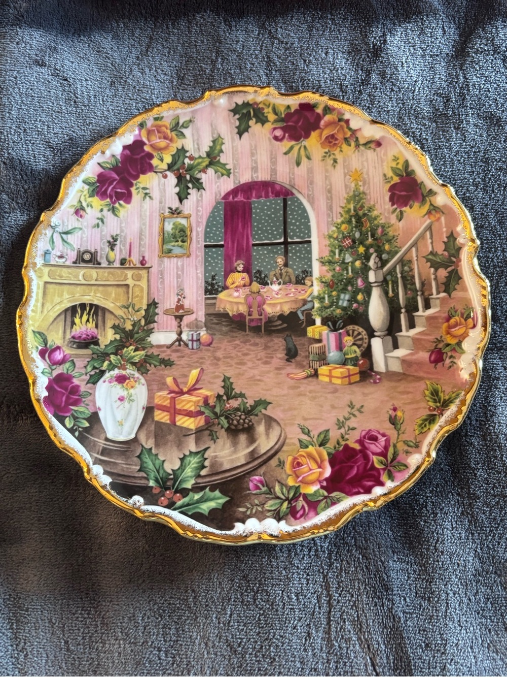 1988 Royal Albert "Christmas Magic" collector plate